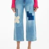 Jeanshose mit gehäkelten Aufnähern Jeanshose mit gehäkelten Aufnähern