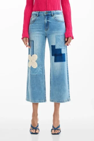 Jeanshose mit gehäkelten Aufnähern