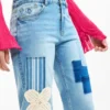 Jeanshose mit gehäkelten Aufnähern Jeanshose mit gehäkelten Aufnähern