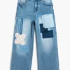 Jeanshose mit gehäkelten Aufnähern Jeanshose mit gehäkelten Aufnähern