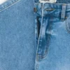 Jeanshose mit gehäkelten Aufnähern Jeanshose mit gehäkelten Aufnähern