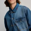 Jeansjacke mit Aufnähern