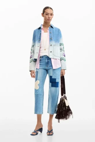 Jeansjacke mit Blumen
