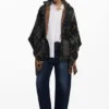 Karierter Poncho mit gepolsterter Kapuze Karierter Poncho mit gepolsterter Kapuze