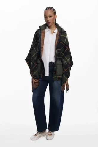 Karierter Poncho mit gepolsterter Kapuze