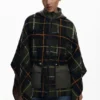 Karierter Poncho mit gepolsterter Kapuze Karierter Poncho mit gepolsterter Kapuze