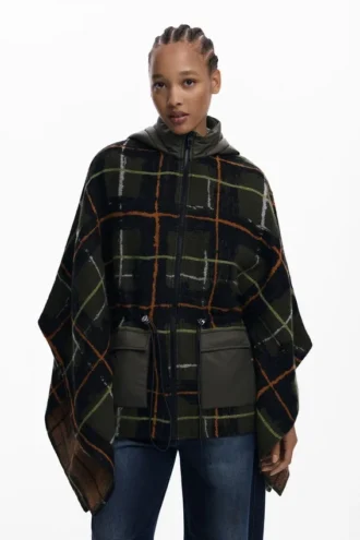Karierter Poncho mit gepolsterter Kapuze