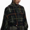 Karierter Poncho mit gepolsterter Kapuze Karierter Poncho mit gepolsterter Kapuze