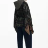 Karierter Poncho mit gepolsterter Kapuze Karierter Poncho mit gepolsterter Kapuze