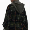 Karierter Poncho mit gepolsterter Kapuze Karierter Poncho mit gepolsterter Kapuze