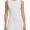 Kleid mit Ziernähten Kleid mit Ziernähten