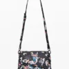 Kleine geflochtene Tasche mit Blumenmuster