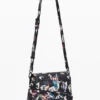 Kleine geflochtene Tasche mit Blumenmuster