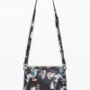 Kleine geflochtene Tasche mit Blumenmuster