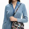Kleine geflochtene Tasche mit Blumenmuster