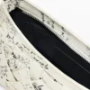 Kleine geflochtene Tasche mit Schriftzug