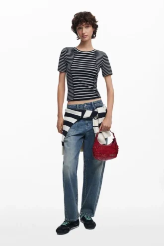 Kleine glänzende Tasche mit Blumen-Applikationen