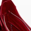 Kleine glänzende Tasche mit Blumen-Applikationen