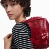 Kleine glänzende Tasche mit Blumen-Applikationen