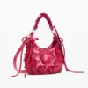 Kleine Tasche mit Blumen-Applikationen