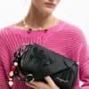 Kleine Tasche mit geprägten Blumen Kleine Tasche mit geprägten Blumen