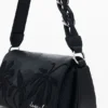 Kleine Tasche mit geprägten Blumen Kleine Tasche mit geprägten Blumen