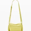 Kleine Tasche mit glänzender Schleife