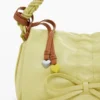 Kleine Tasche mit glänzender Schleife
