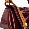 Kleine Tasche mit glänzender Schleife