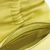 Kleine Tasche mit glänzender Schleife