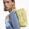 Kleine Tasche mit glänzender Schleife