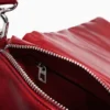 Kleine Tasche mit glänzender Schleife