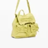 Kleiner glänzender Rucksack mit Schleife Kleiner glänzender Rucksack mit Schleife