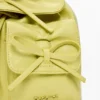 Kleiner glänzender Rucksack mit Schleife Kleiner glänzender Rucksack mit Schleife