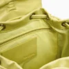 Kleiner glänzender Rucksack mit Schleife Kleiner glänzender Rucksack mit Schleife