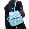 Kleiner glänzender Rucksack mit Schleife Kleiner glänzender Rucksack mit Schleife