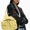Kleiner glänzender Rucksack mit Schleife Kleiner glänzender Rucksack mit Schleife