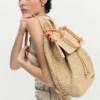 Kleiner Raffia-Rucksack mit Anhängern Kleiner Raffia-Rucksack mit Anhängern