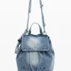 Kleiner Rucksack aus Denim mit Anhängern