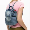 Kleiner Rucksack aus Denim mit Anhängern