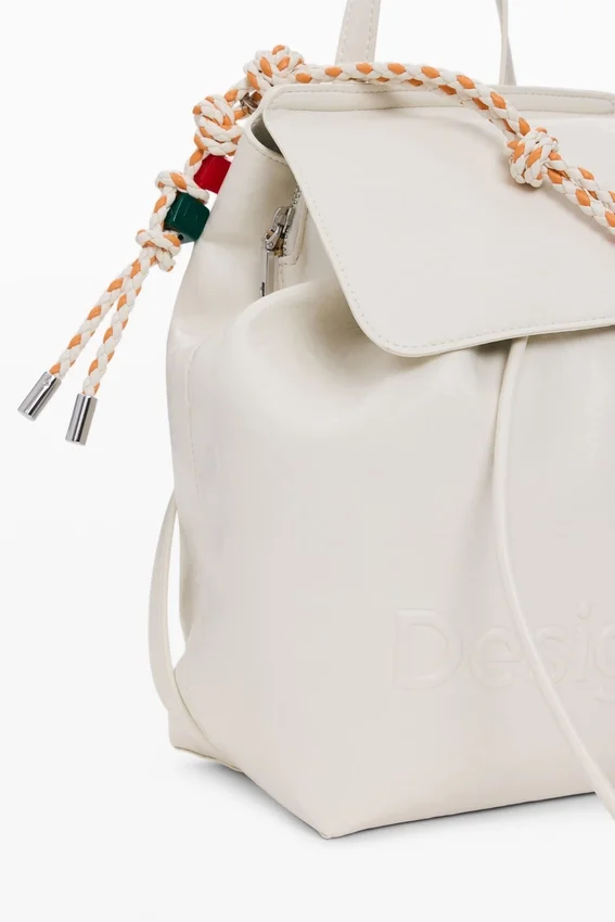 Kleiner Rucksack mit Anhängern Kleiner Rucksack mit Anhängern