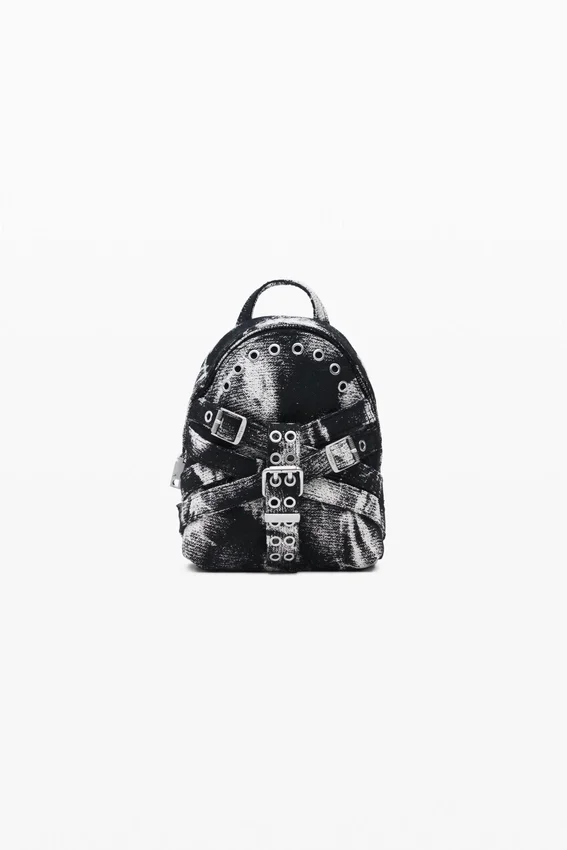 Kleiner Rucksack mit Schnallen Kleiner Rucksack mit Schnallen
