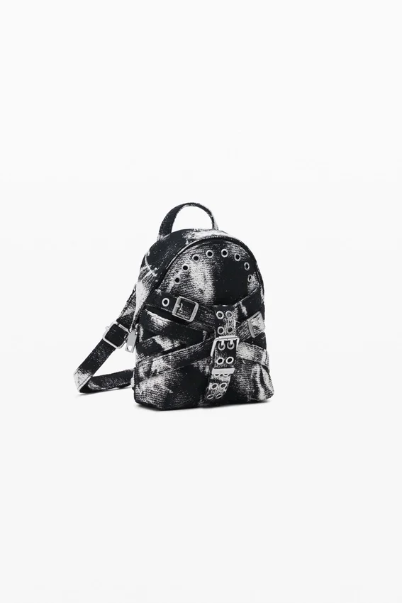 Kleiner Rucksack mit Schnallen Kleiner Rucksack mit Schnallen