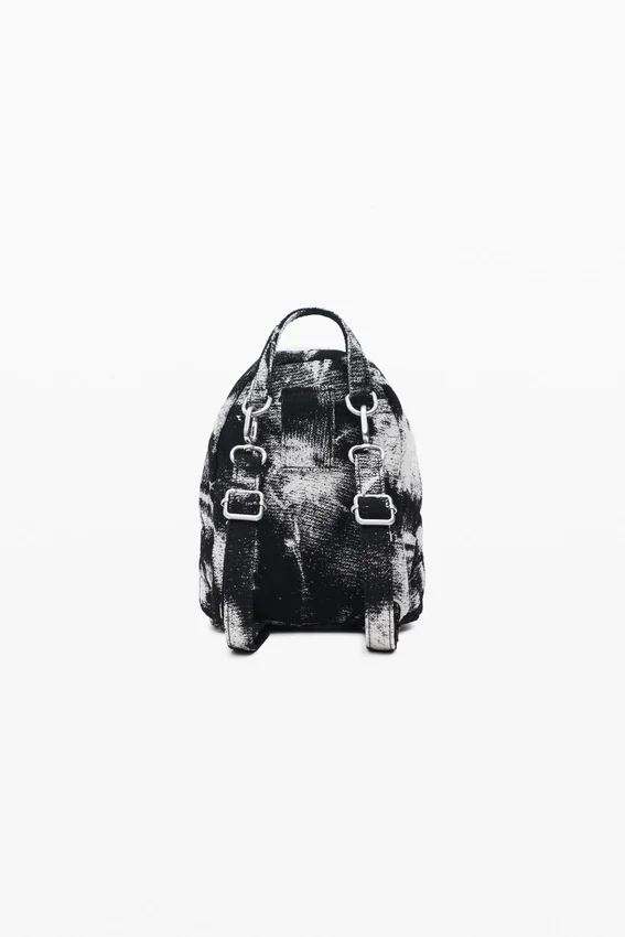 Kleiner Rucksack mit Schnallen Kleiner Rucksack mit Schnallen
