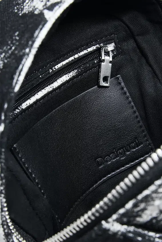 Kleiner Rucksack mit Schnallen Kleiner Rucksack mit Schnallen
