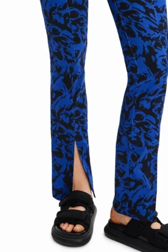 Kunstvolle Hose mit Schlitzen Kunstvolle Hose mit Schlitzen