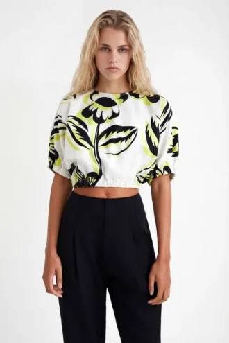 Kurze Bluse mit Blumenmuster