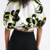 Kurze Bluse mit Blumenmuster Kurze Bluse mit Blumenmuster