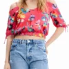 Kurze, geraffte Bluse mit Blumenmuster Kurze, geraffte Bluse mit Blumenmuster