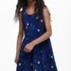 Kurzes, ausgestelltes Blumenkleid Kurzes, ausgestelltes Blumenkleid